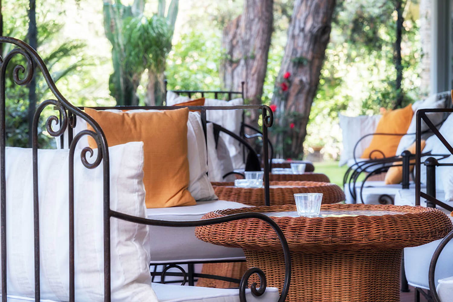 Hotel Andreaneri Marina di Pietrasanta - dettaglio tavolini giardino per relax