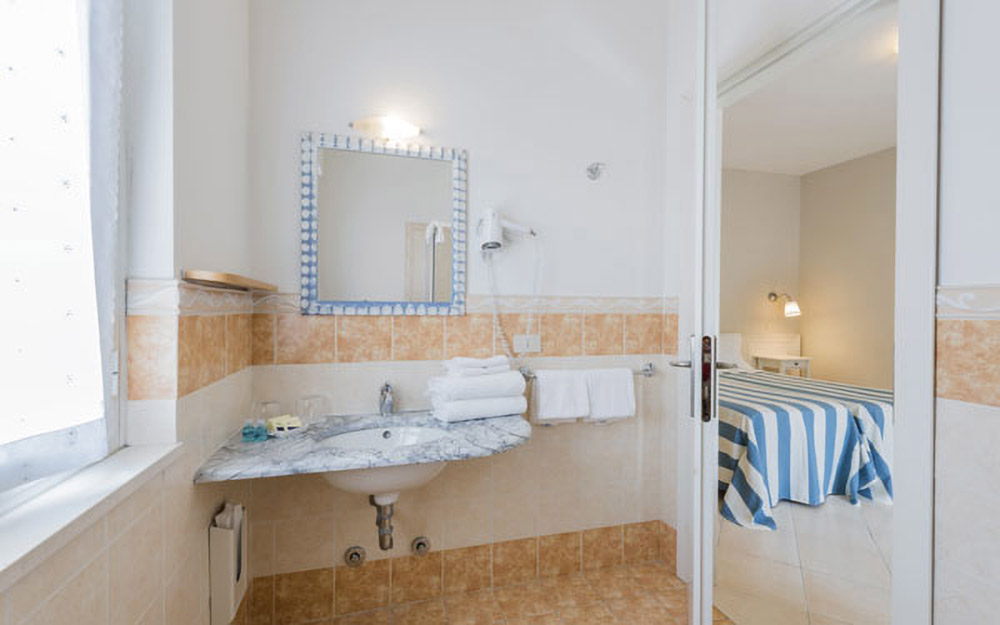 Hotel Andreaneri Marina di Pietrasanta - camera bagno